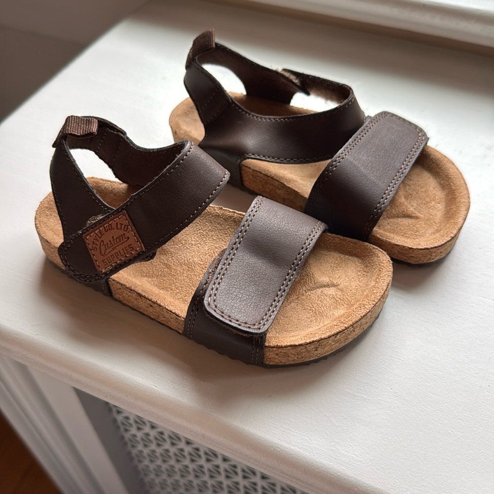 Brand new never worn H&M size 8 toddler sandal brown